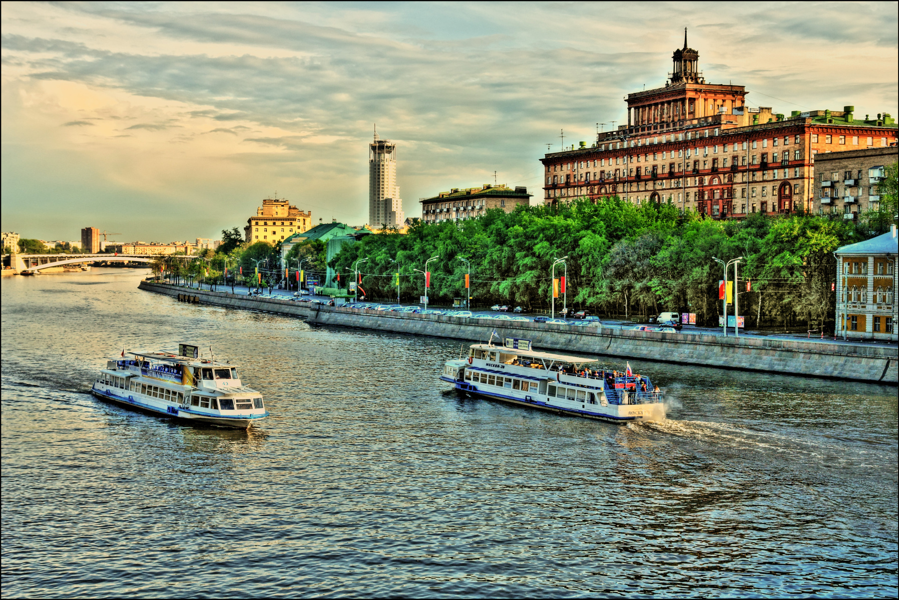 Вечерело Мост Москва река кораблики