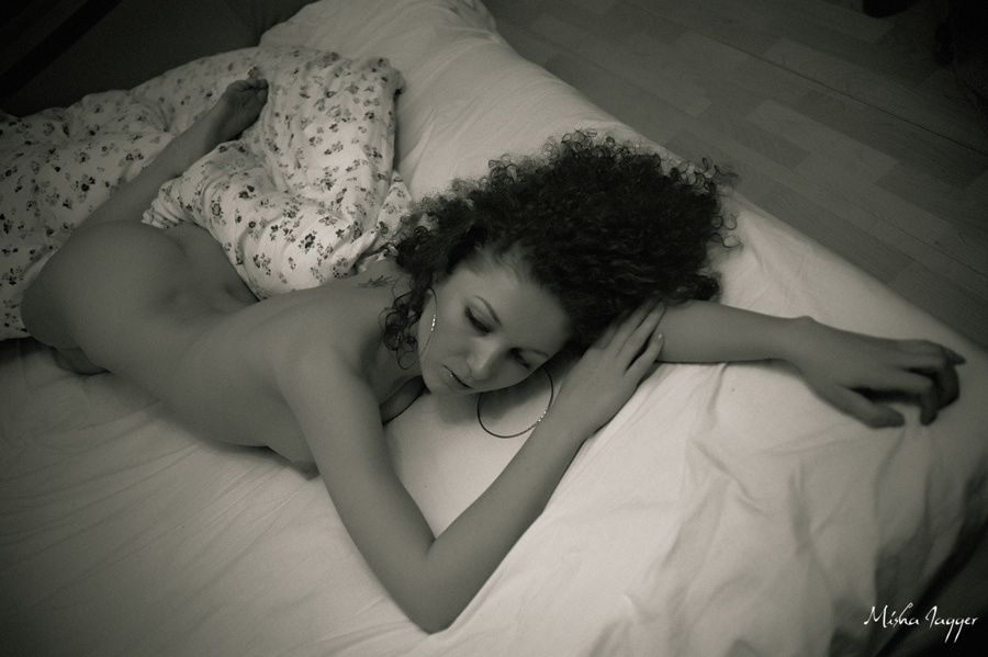 Let\'s Pretend It\'s A Sunday Morning фокус ню