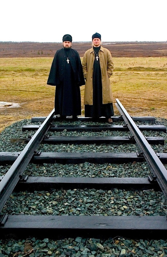 Конечная... рельсы конец путь священник