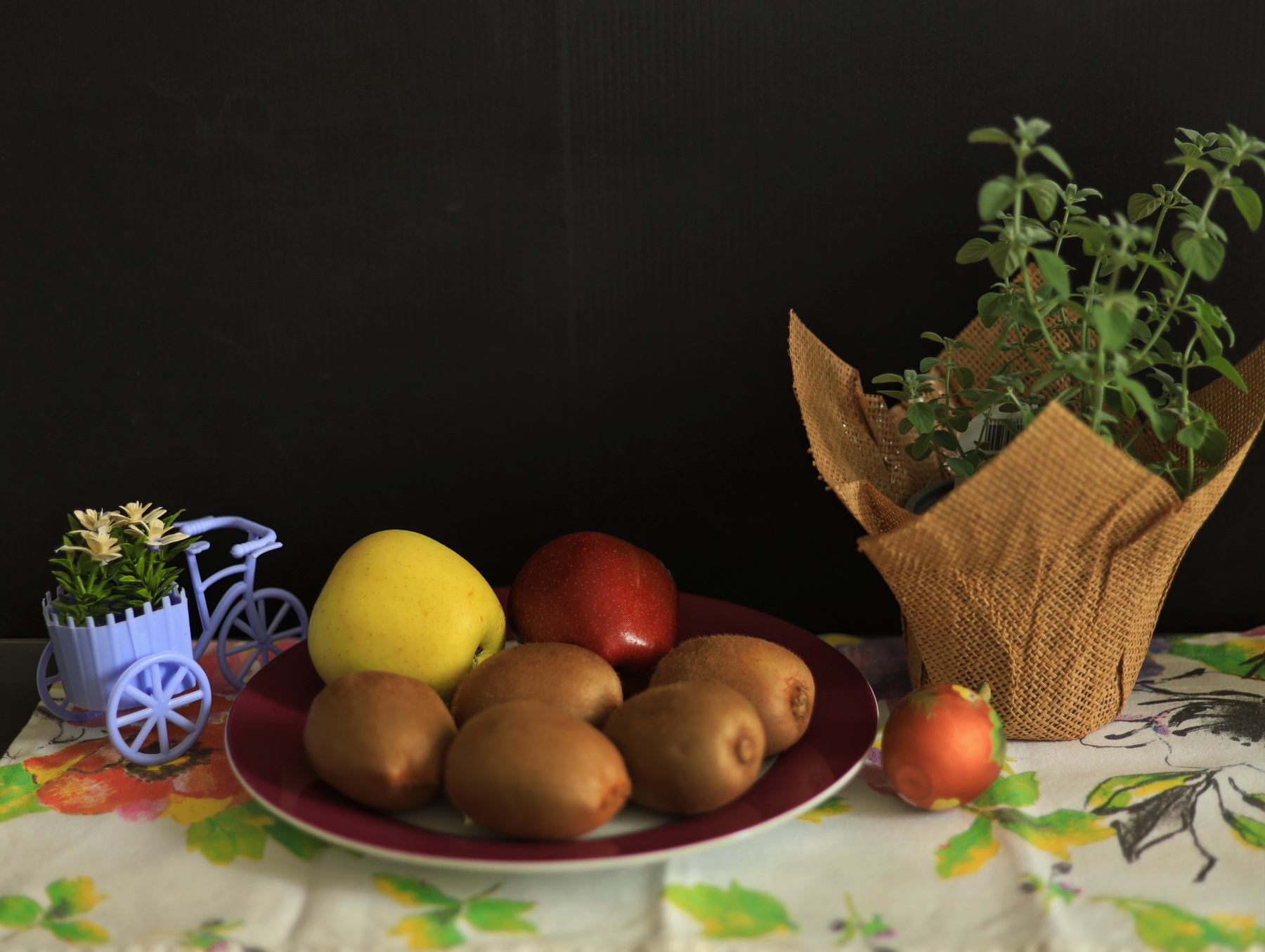 Натюрморт с яблоками и киви. 