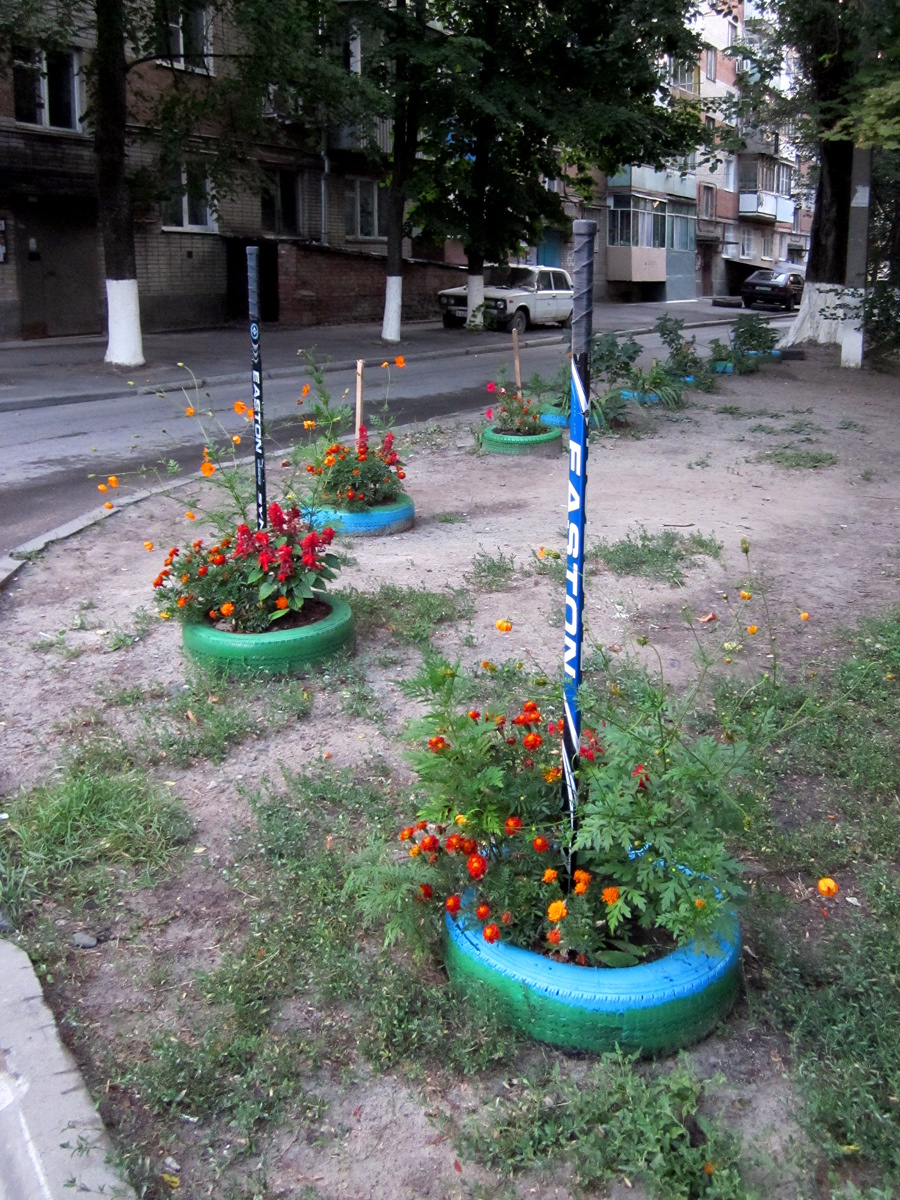Коньки на гвоздь. И клюшки в землю. клюшка