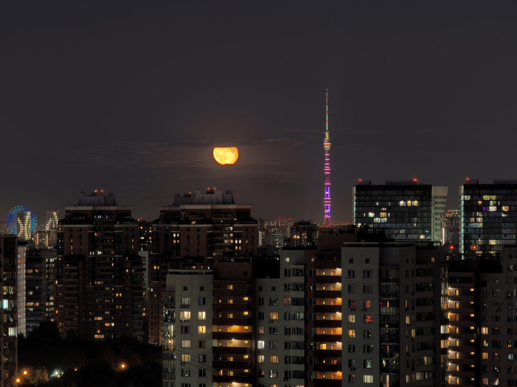Восход луны над Москвой 