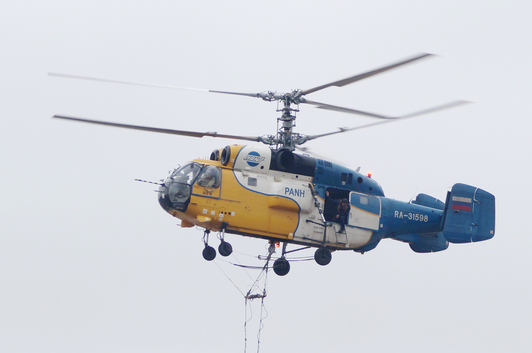 Вертолёт КА-32 на строительстве стадиона "Волгоград-Арена" вертолёт небо КА-32