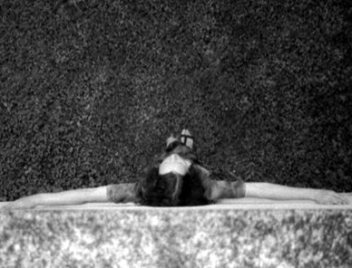 Prie sienos У стены Near the wall Girl nature wall