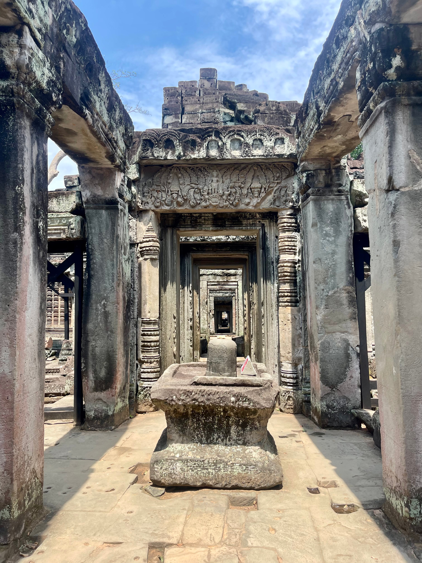“Through Stone and Centuries” Angkor wat руины храмы история кхмеры