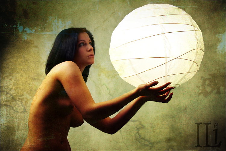 Sphere Девушка, голая, с шариком