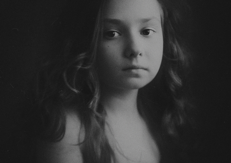 *** дети девочка крупный план черно-белая фотография children girl close-up black and white photography portrait