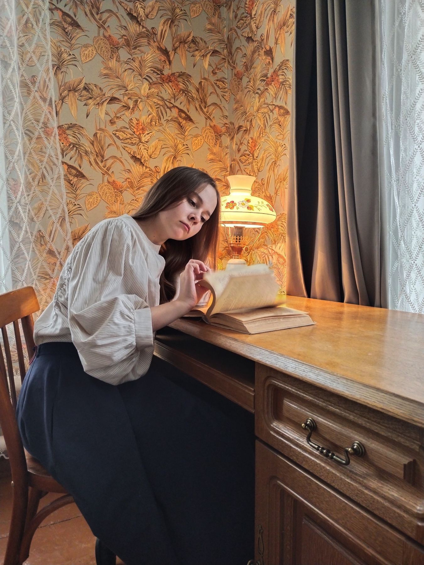 Пролистывая страницы... книга лампа девушка