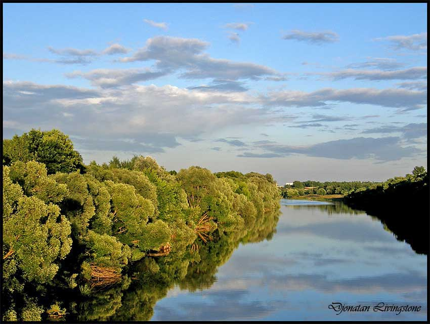 между небом и землей облака, река