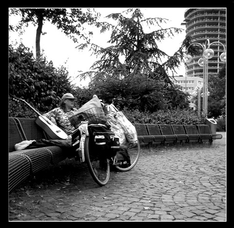Frau mit Gitarre fahrrad.frau.penner