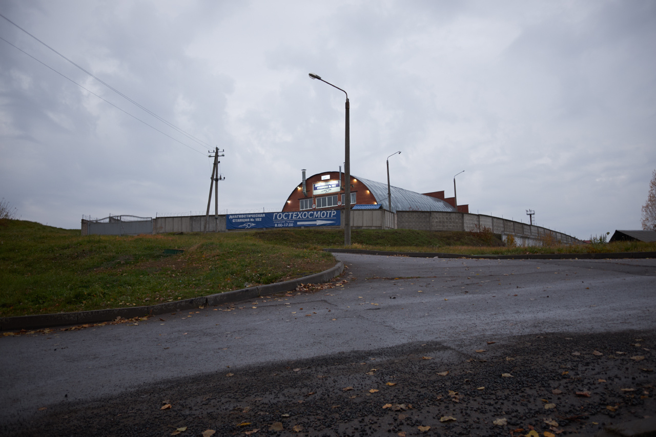Пасмурно строение асфальт столбы небо облака