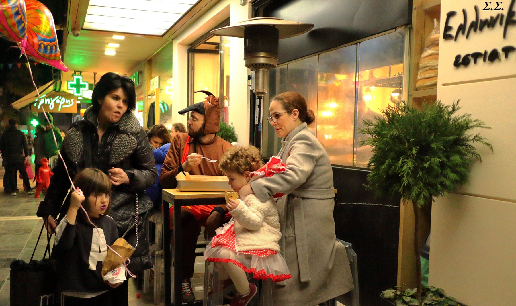 BIZARRE FAMILY AT THE STEAK HOUSE 