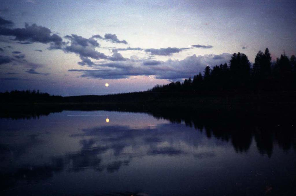 Луна взошла Вечер, луна, река, Эвенкия