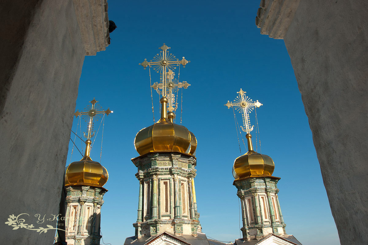 Путь к Вере. Купола и кресты Свято Троицкого Собора в проеме колокольни Верхотурского белокаменного Кремля колокол колокольня верхотурье храм православие белый собор звон перезвон Святотроицкий христианство провославная вера религия город село деревня звонница паломничество духовный центр кремль архитектура декоративные элементы река тура лето осень пейзаж дет