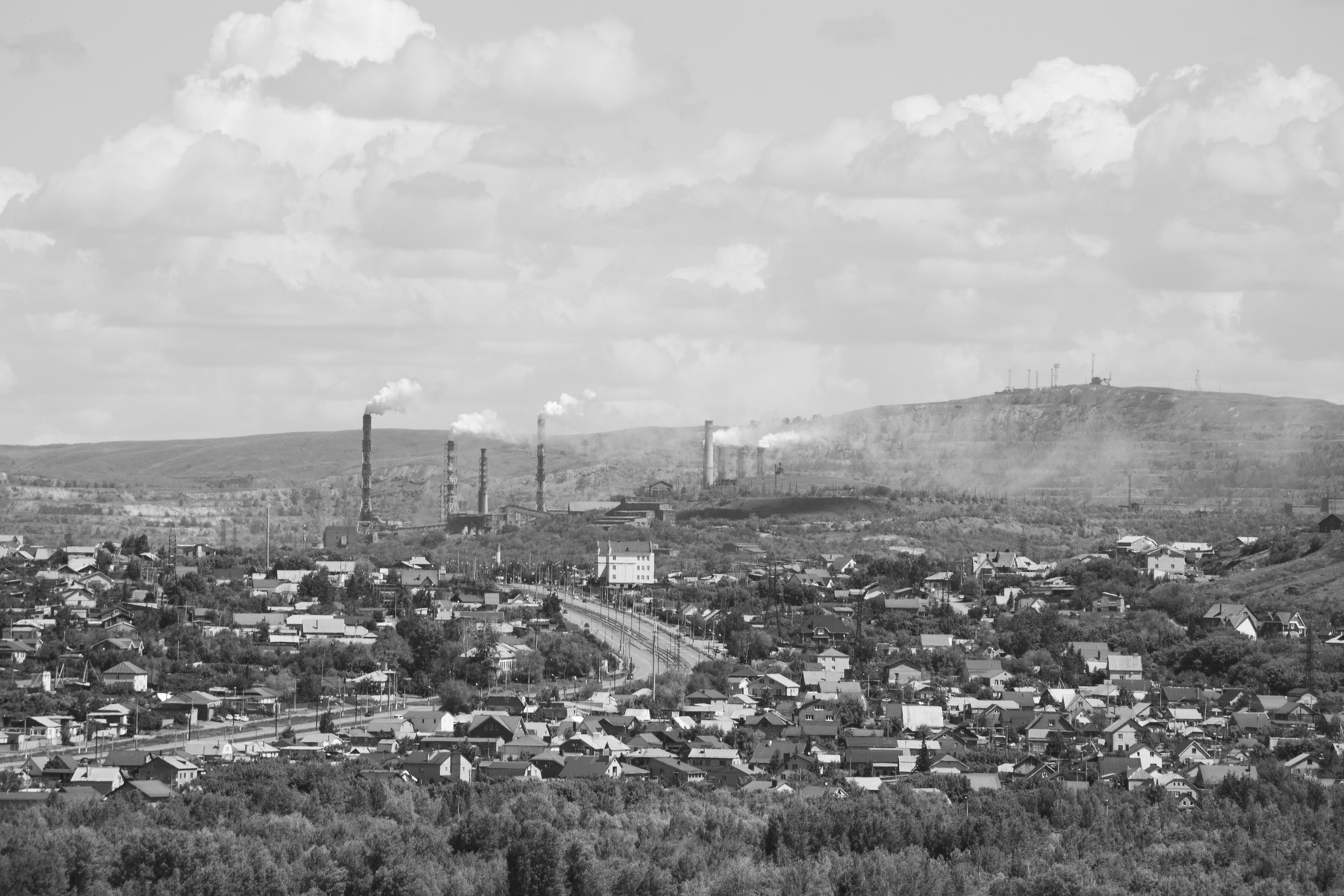 Индустриальный город трубы город индустриальный поселок производство черно-белая дома дым загрязнение