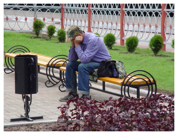 Что же делать то... на лавочке