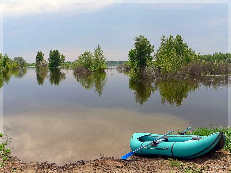 Между небом и водой лодка разлив ахтуба