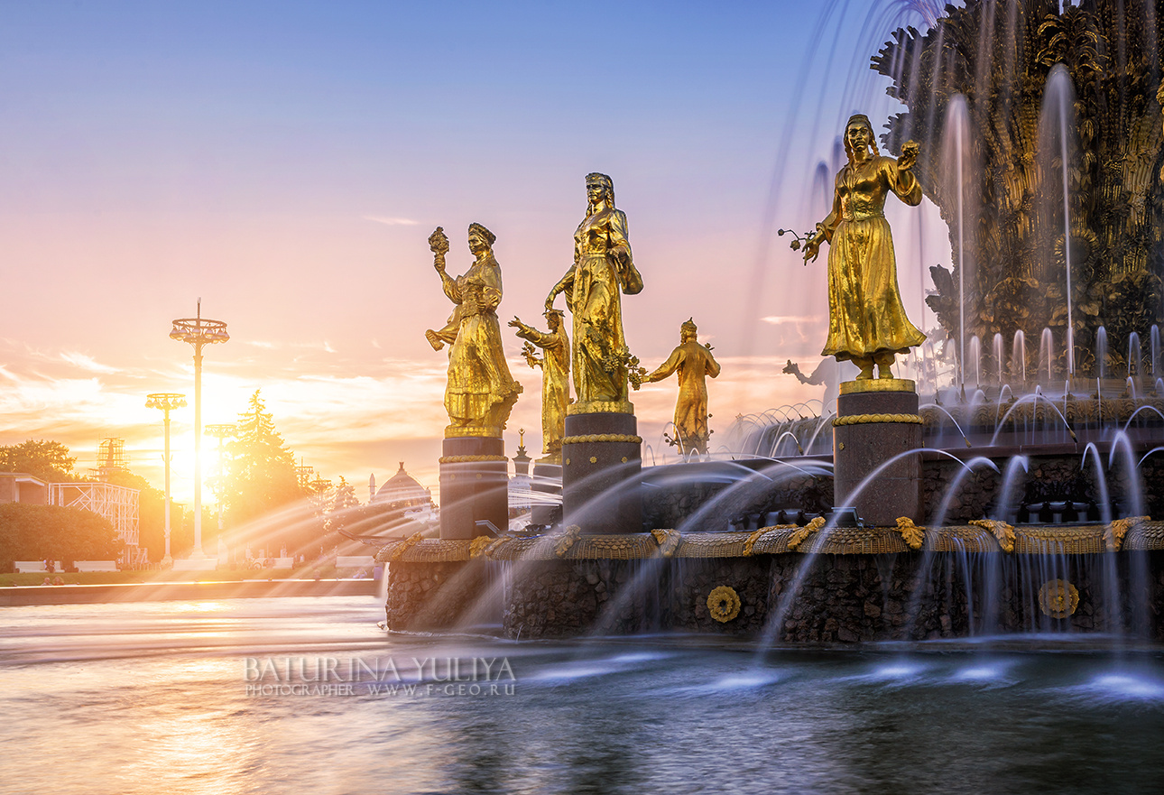 Золотые девушки фонтана Москва ВДНХ ВВЦ Дружба народов фонтан архитектура вечер