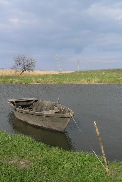 Одинокая лодка, река, берег
