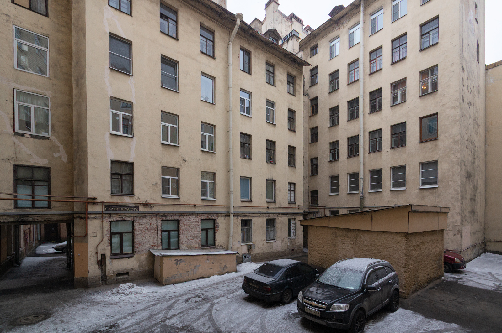 DSC04685 архитектура россия питер петербург санкт-петербург санктпетебург двор дворы спб старыйфонд старый фонд колодец колодцы дворколодец дворыколодцы двор-колодец дворы-колодцы здание окно окна дом васильевский остров