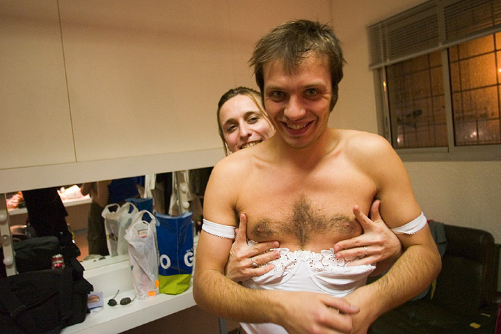 А непогода бушевала за окном лицедеи