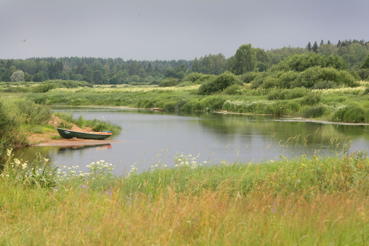 ПОЙМА река, лодка