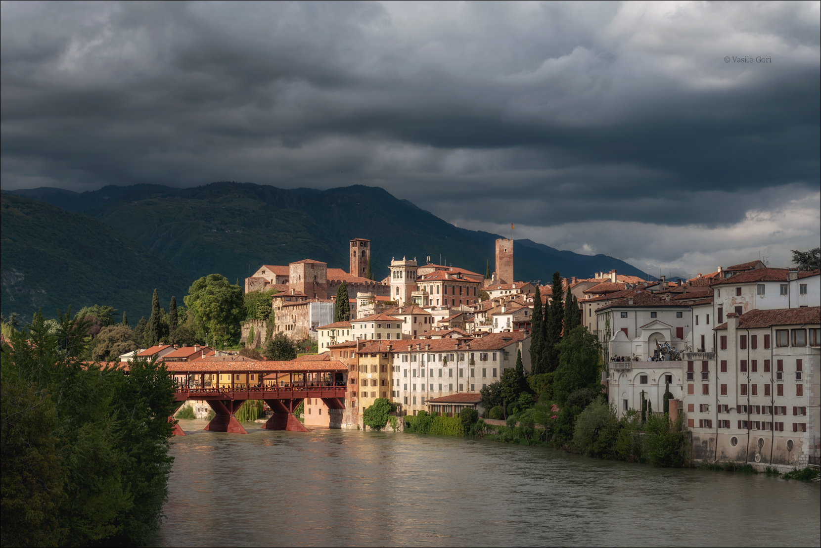 Луч света сквозь тучи... italy basssano del grappa italia город италия венето кипарис весна мост cipressi belvedere