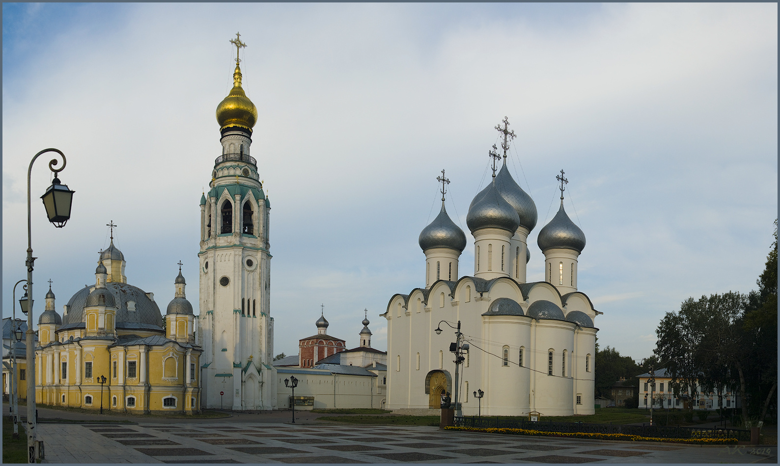 Вологда. Кремлевская площадь хмурым утром. 