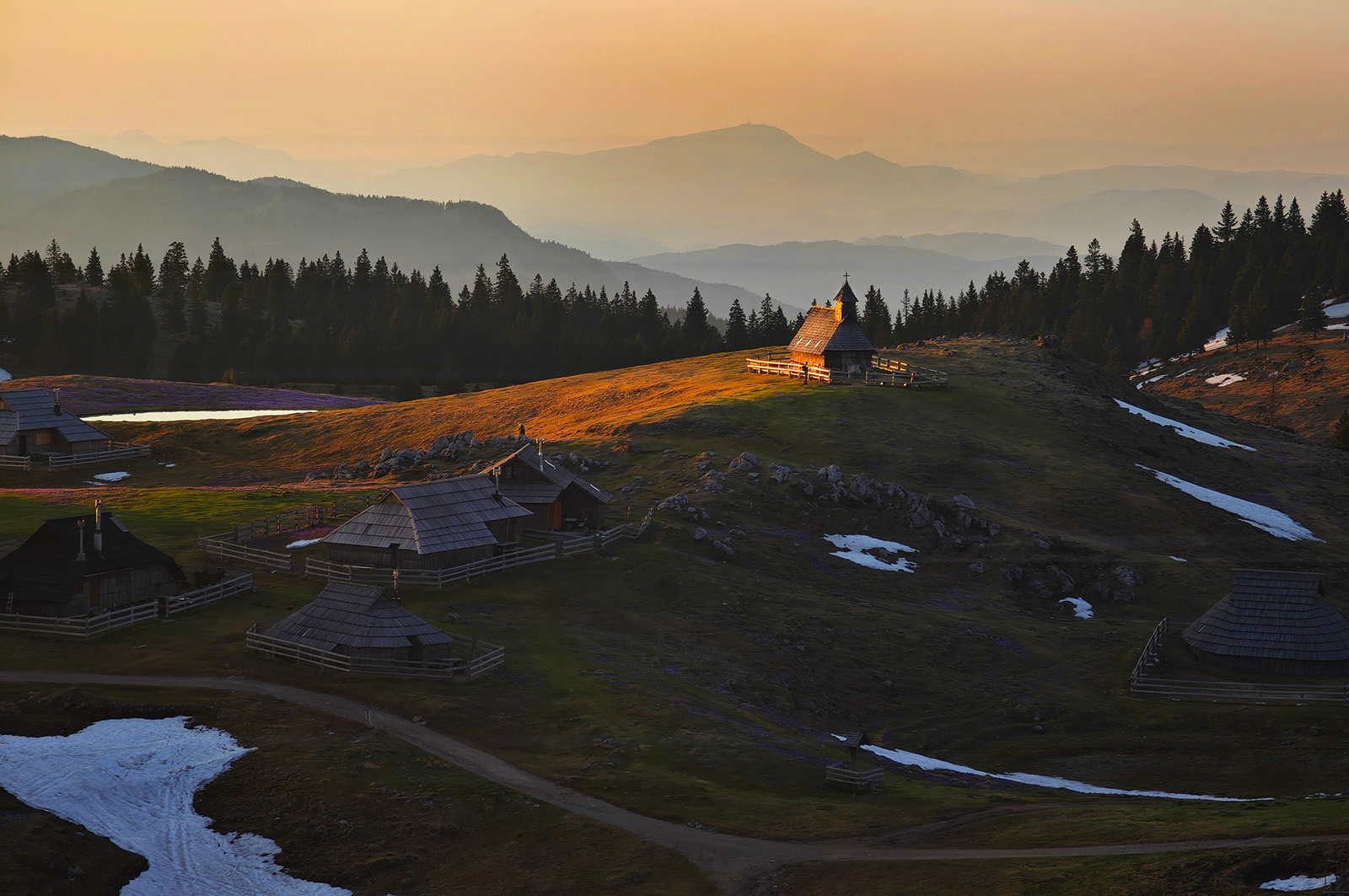Утро на высокогорном пастбище словения велика планина альпы alps slovenia velika planina