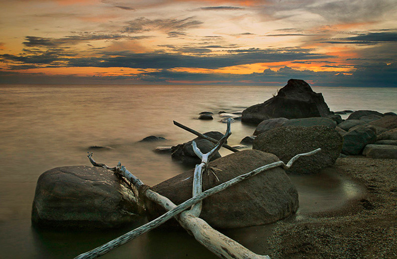 *** палки камни закат вода
