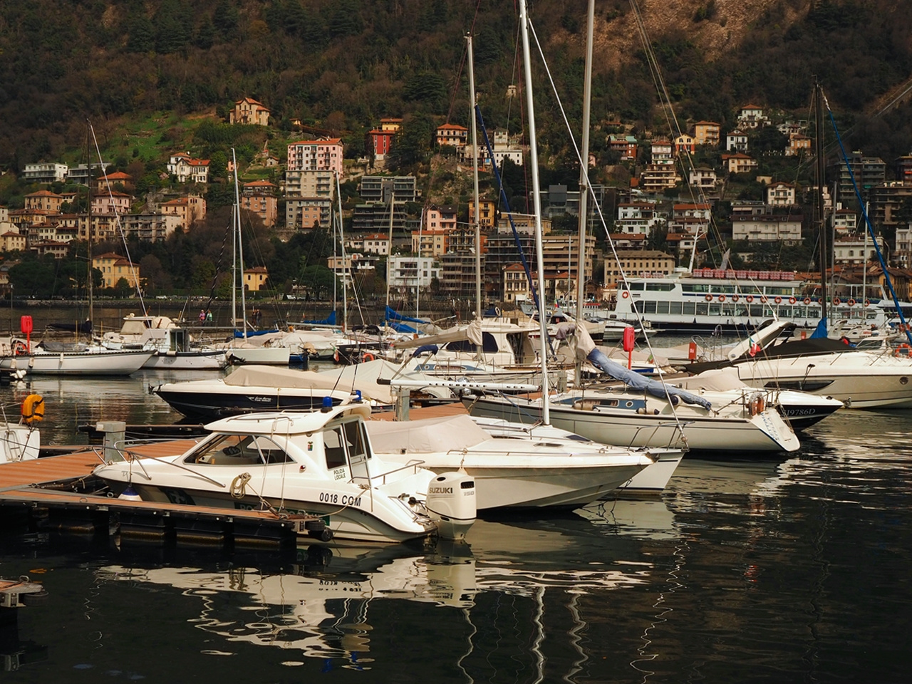 Como Италия Como Kомо Италия2025 Ломбардия город марина пристань лодки озеро Lago di гора дома