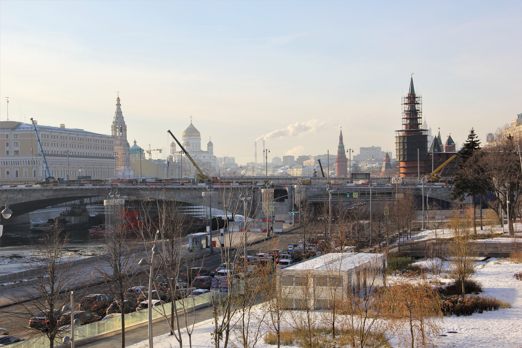 Жизнь кипит Москва