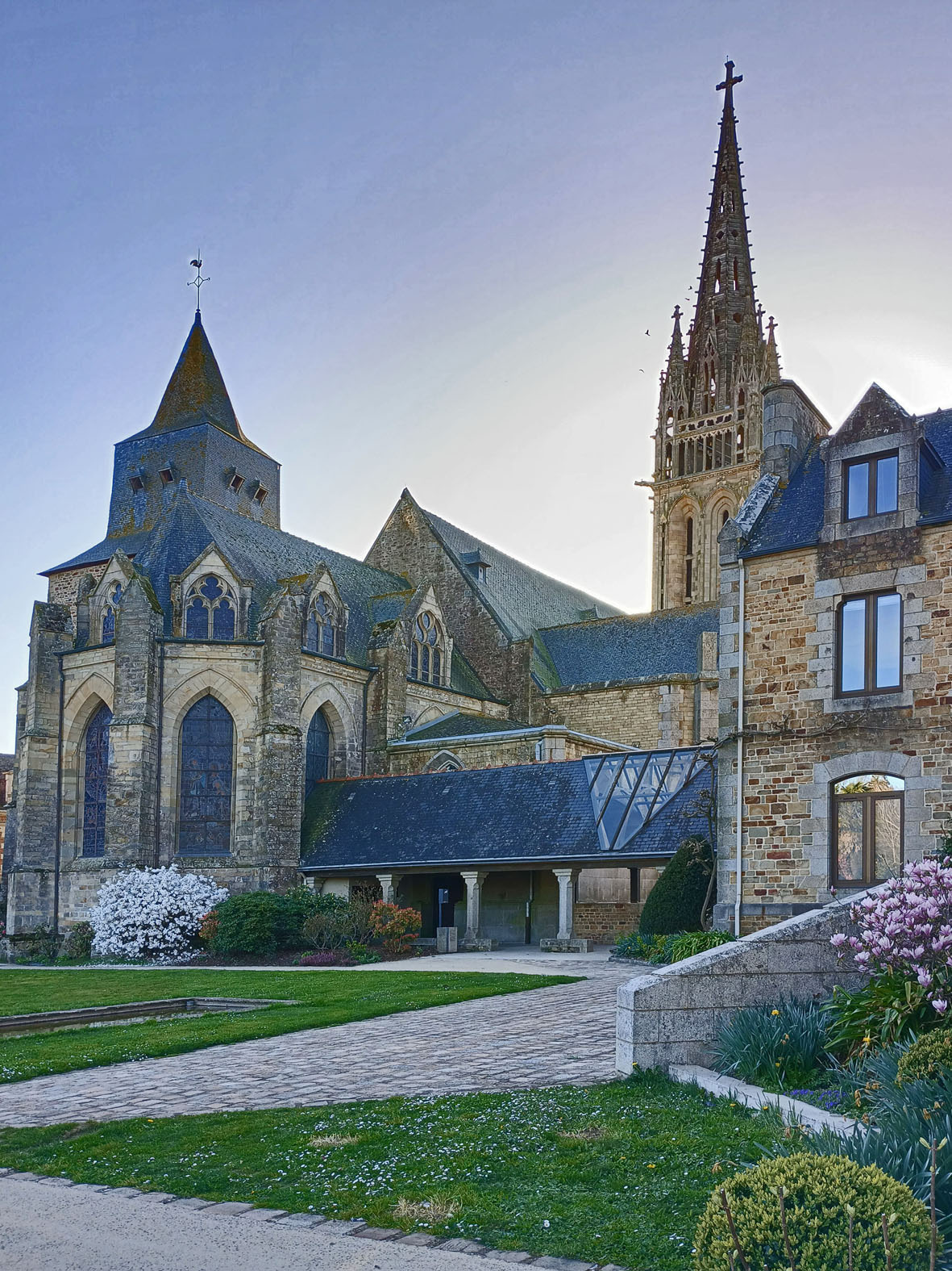На задворках Guerche Bretagne базилика Notre Dame