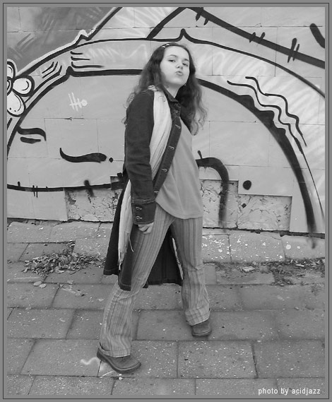 weird things #7 - standing out девушка, графитти