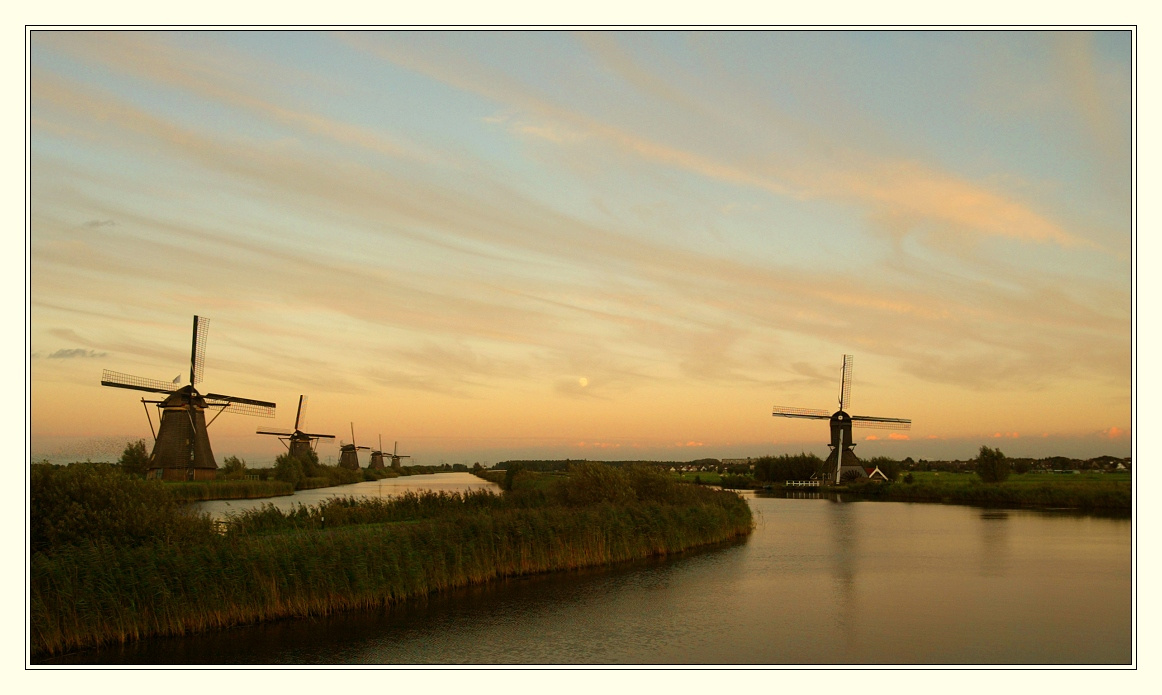 * Вечер  небо  тучки  мельницы  канал  луна  Kinderdijk Holland Nederlands