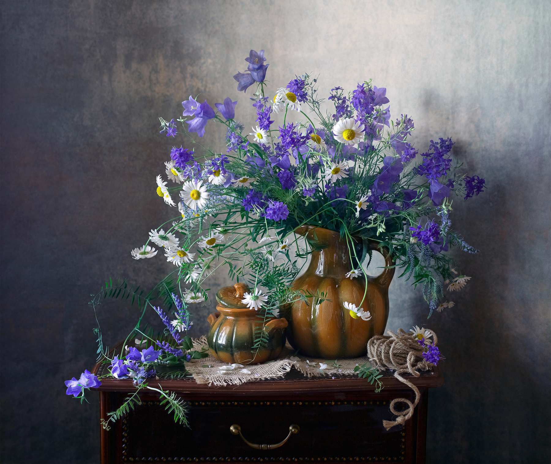 Колокольчики мои... миламиронова фотонатюрморт stilllife лето цветы букет натюрмортсцветами колокольчики ромашки полевыецветы