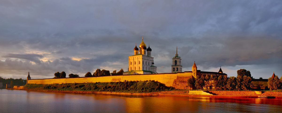 Псковский Кром на закате 