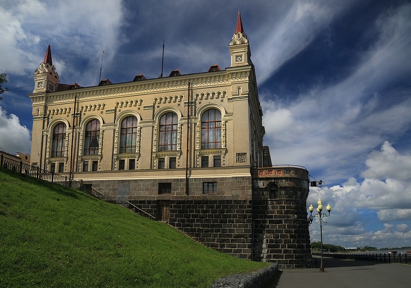 Рыбинск. Здание хлебной биржи Рыбинск