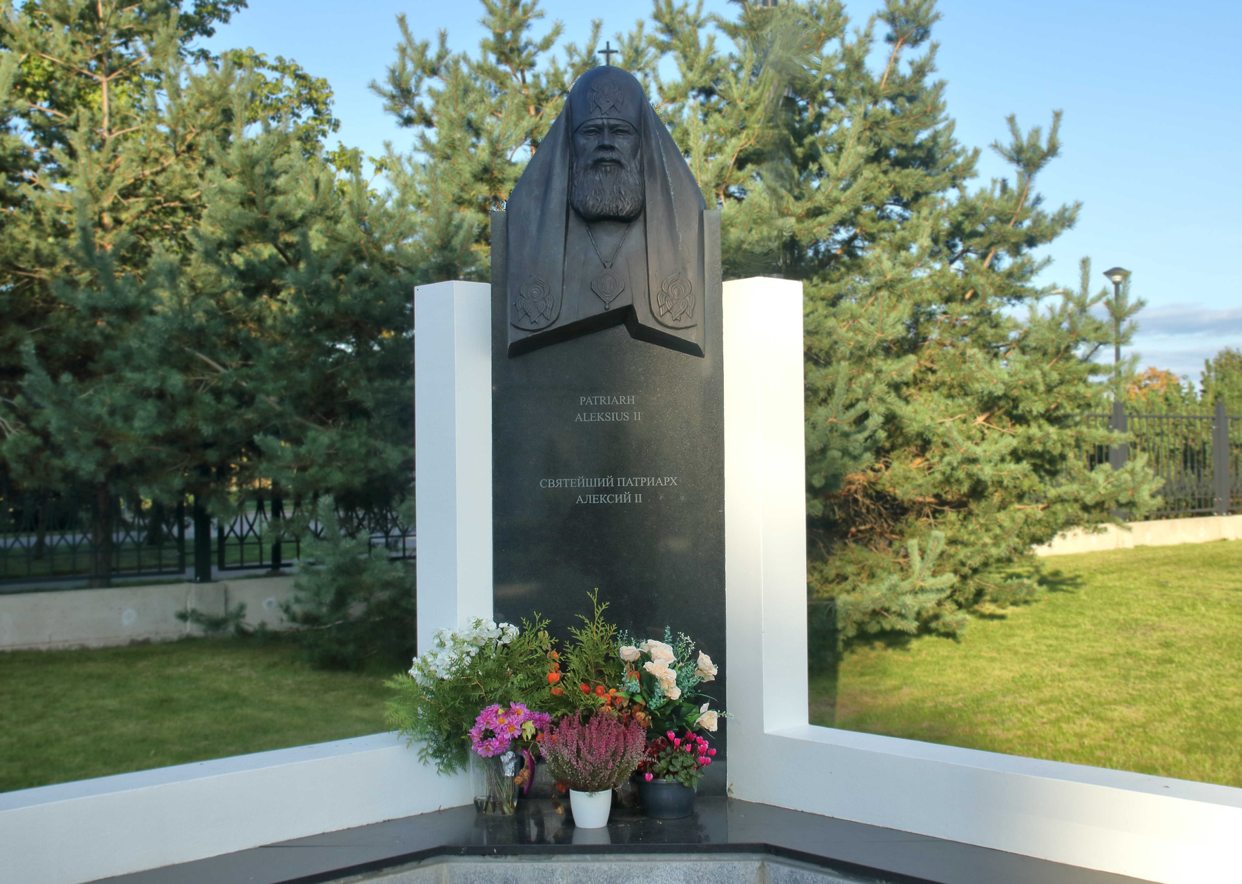 памятник патриарху Алексию II в Таллинне 