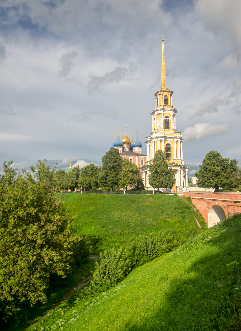 Соборная колокольня рязанского Кремля 