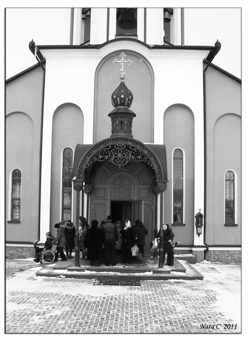 У входа в храм город храм монастырь люди зима вера