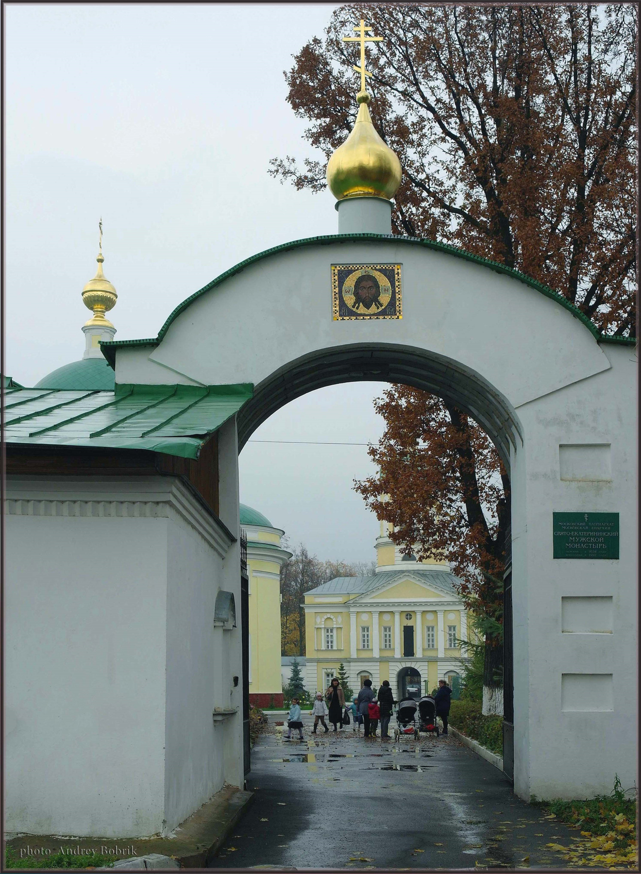 Тишина и покой Московская обл Свято-Екатерининский мужской монастырь ворота люди дети коляски