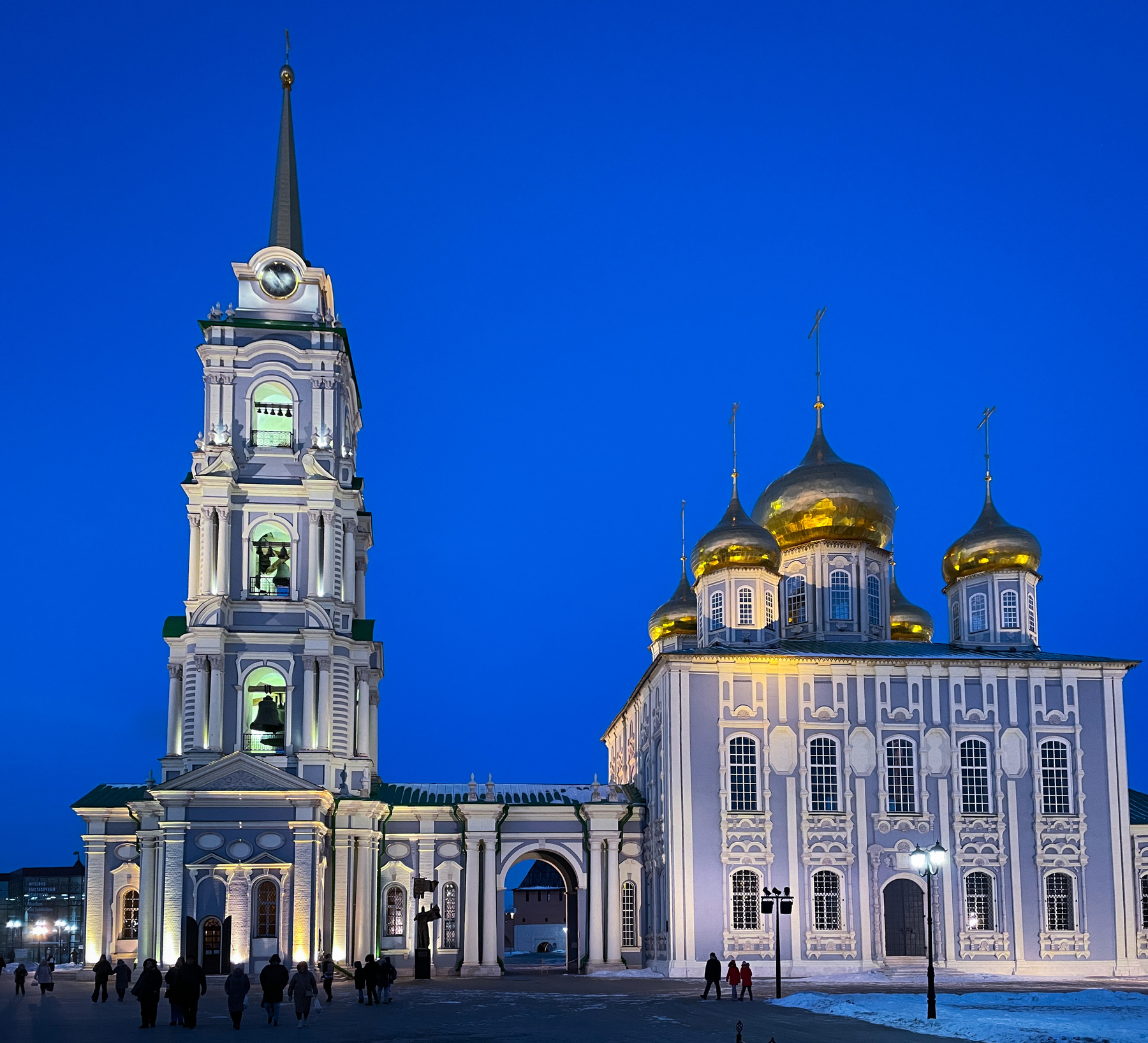 Внутри Кремля Тула вечер телефон