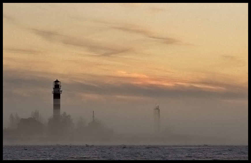 Shiplight in fog маяк туман Рига