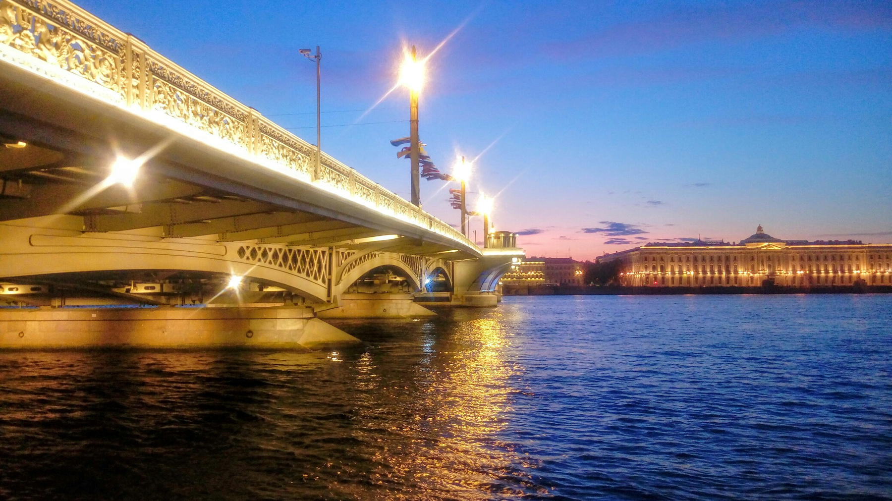 у Благовещенского моста 
