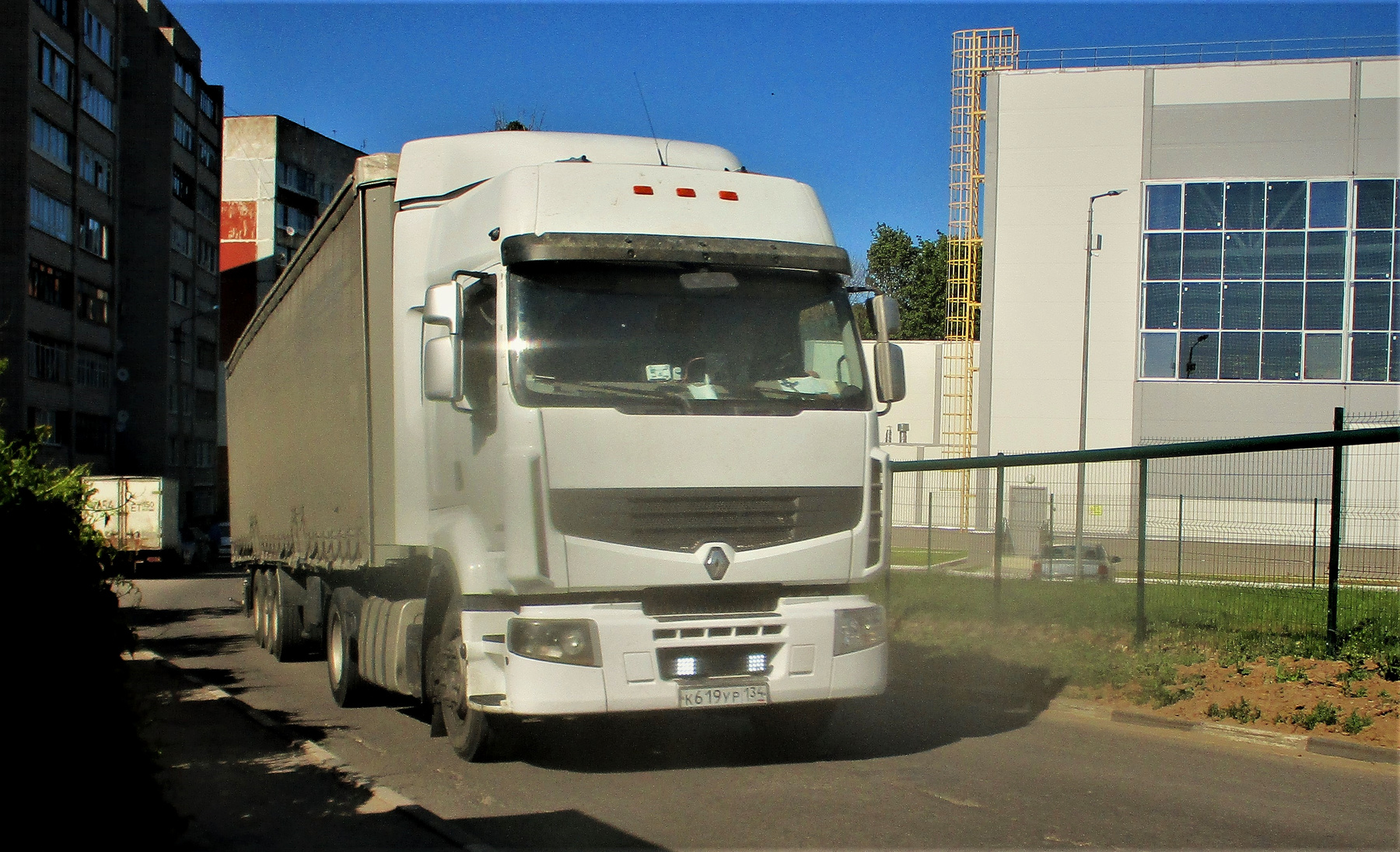RENAULT RENAULT авто тягач улица город лето