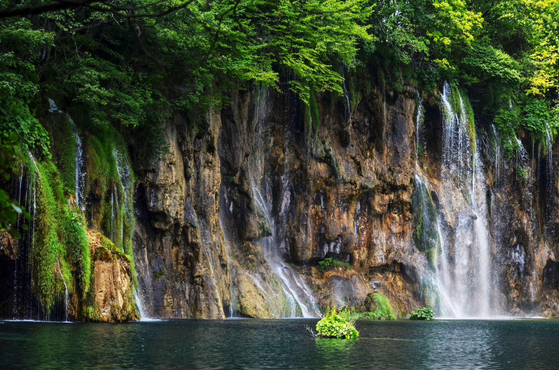 Хорва́тия. Пли́твицкие озёра (Plitvička jezera) 