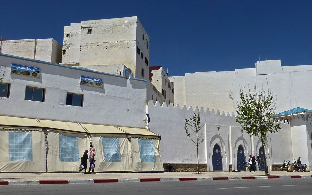 вдоль стен медины, мимо нарисованных окон Марокко Morocco М'дик M'Diq медина стены окна нарисованы