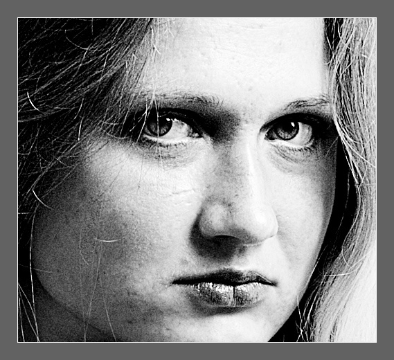 Кто ты, я тебя не знаю... портрет девушки с настороженным взглядом