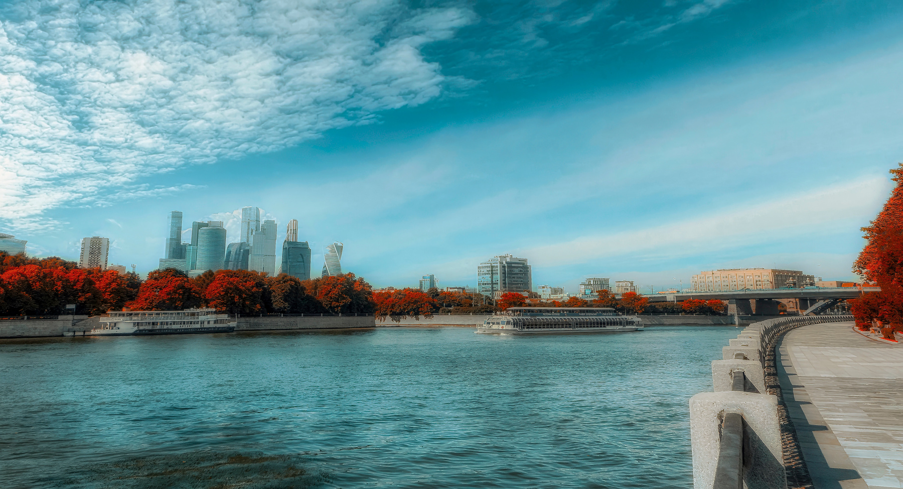 На Москве-реке. Москва река набережная корабли осень город